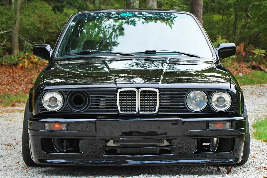 Der BMW 325i stehend von vorne