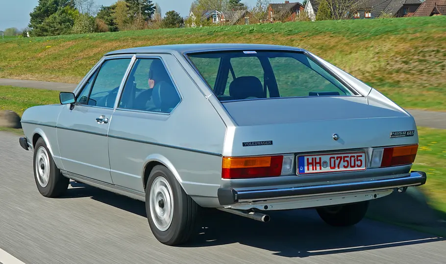 Der VW Passat fahrend von hinten