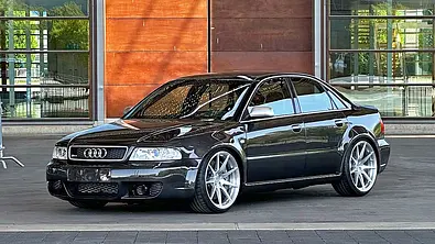 Die Audi RS 4 Limo 2.0 stehend von schräg vorne. - Foto: Youtube/Philipp Kaess