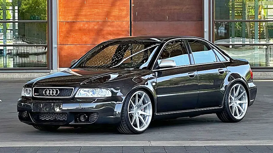 Die Audi RS 4 Limo 2.0 stehend von schräg vorne