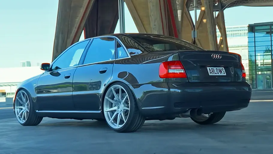 Die Audi RS 4 Limo 2.0 stehend von hinten