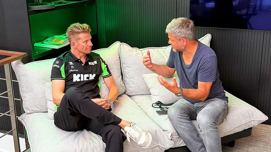 Nico Hülkenberg im Gespräch mit Autor Johannes Riegsinger