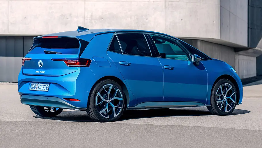 VW ID.3 Neo (2026) statisch von hinten rechts.