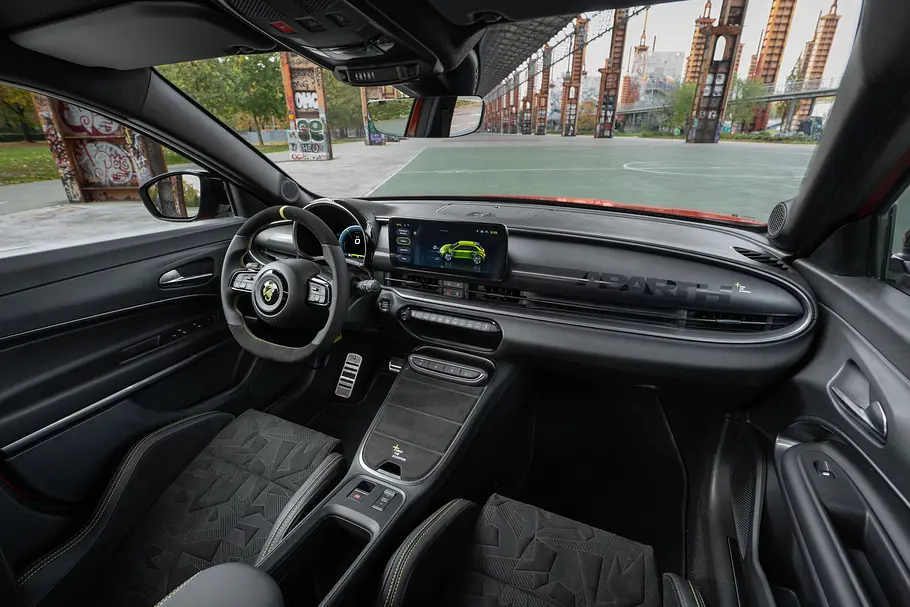 Blick auf die Armaturen im Innenraum des Abarth 600e Competizione (2026).