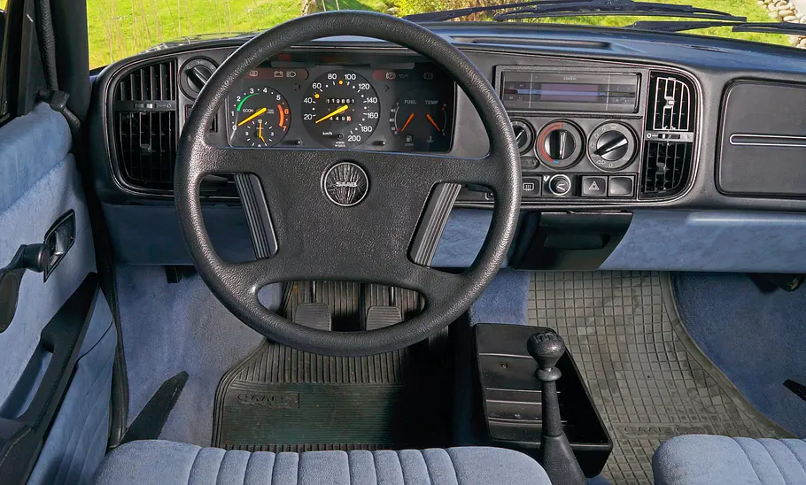 Das Cockpit des Saab 900