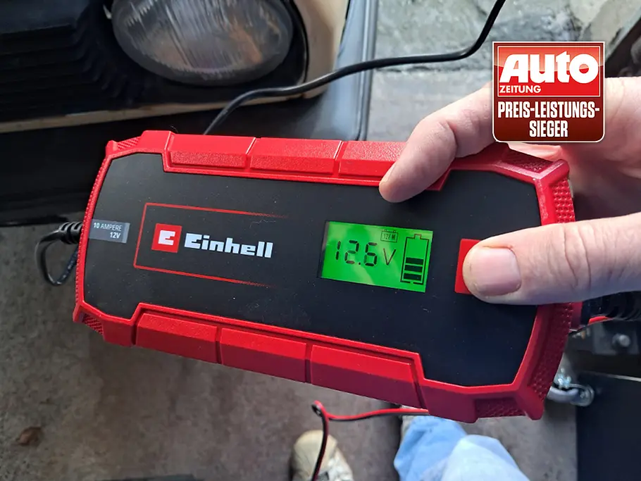 Das Einhell Batterie-Ladegerät CE-BC 4 M in der Hand eines Testers.