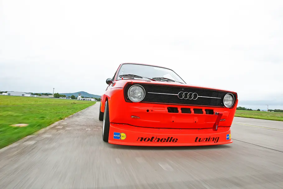 Audi 50 Nothelle Der Audi 50 Nothelle fahrend von vorne