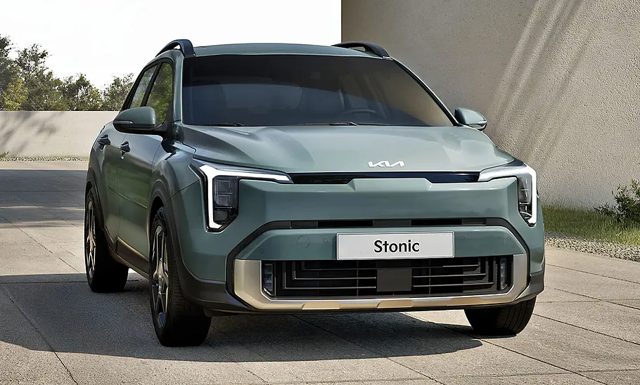Kia Stonic Facelift (2026) Das Kia Stonic Facelift (2026) steht auf einem Betonplatz, Ansicht von vorne.