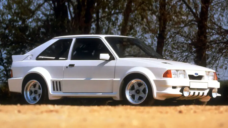 Ford RS1700T statisch von schräg vorne fotografiert. 
