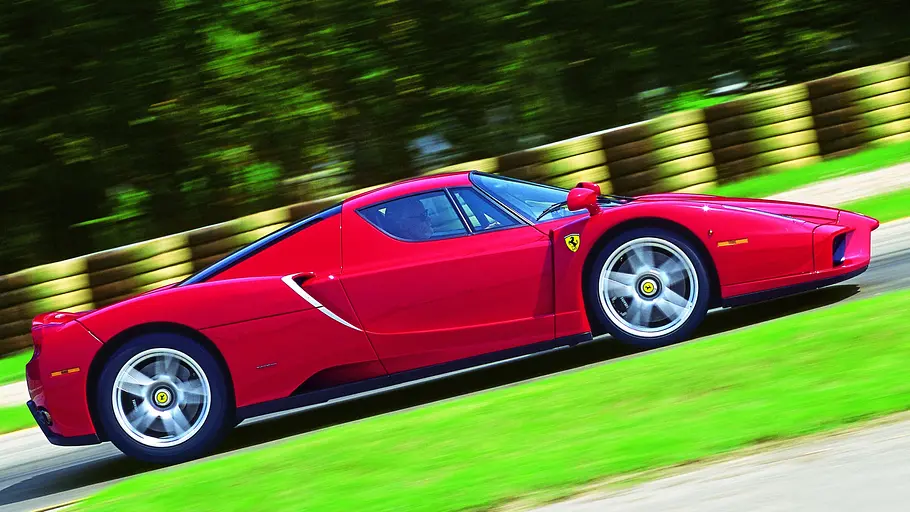 Ferrari Enzo Der Ferrari Enzo fahrend seitlich