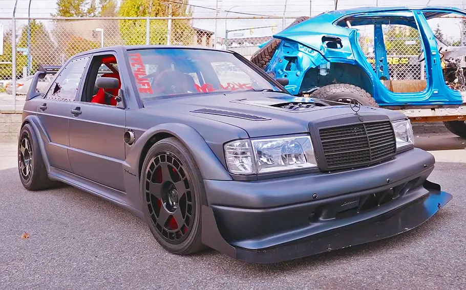 Der Mercedes 190 „Evil Evo“ stehend von vorne