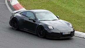 Ein Erlkönig-Porsche 911 fahrend von schräg vorne. - Foto: SH Proshots