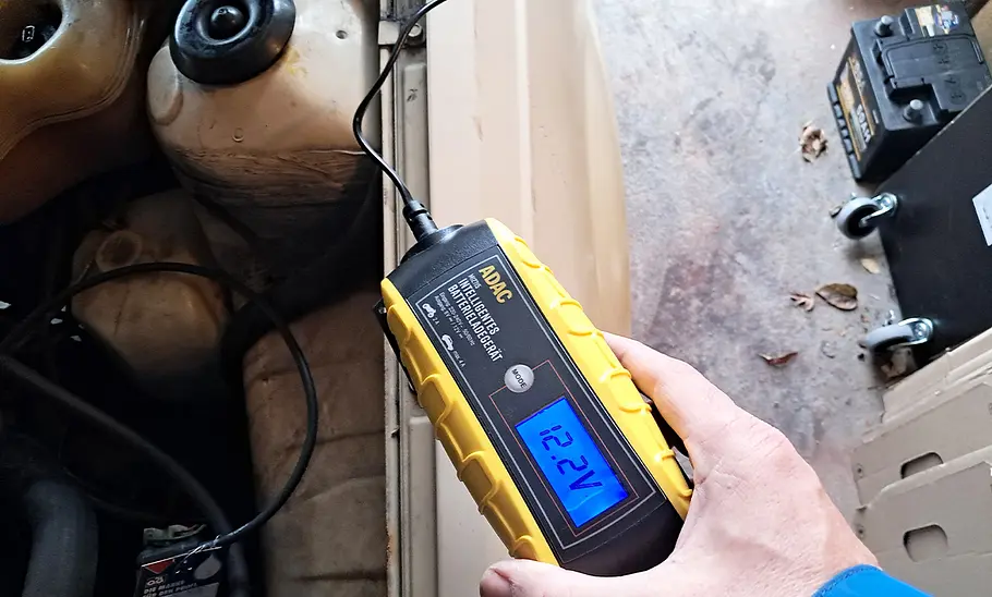 Das ADAC Batterie-Ladegerät  M12716 in der Hand eines Testers.