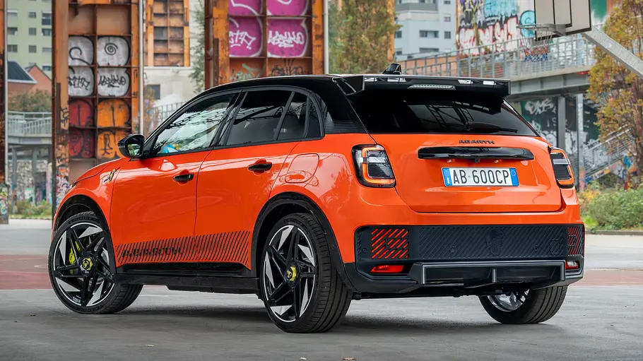 Blick von schräg hinten auf den Abarth 600e Competizione (2026).