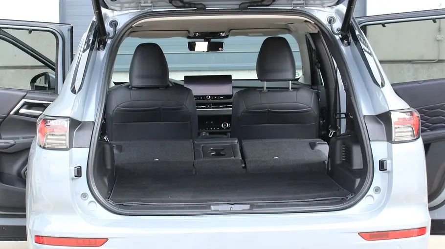 Der Kofferraum des Mitsubishi Outlander durch die geöffnete Heckklappe.