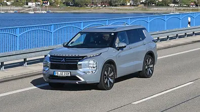 Der Mitsubishi Outlander fahrend von schräg vorne fotografiert. - Foto: Team AUTO ZEITUNG