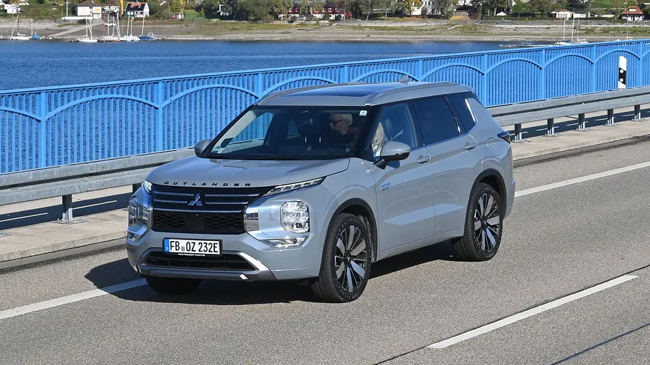 Der Mitsubishi Outlander fahrend von schräg vorne fotografiert.