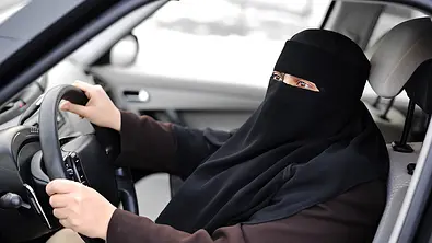 Hinter dem Steuer darf man keinen Gesichtsschleier, einen sogenannten Niqab, tragen. Dagegen ist nun eine Muslimin vorgegangen und beantragte eine Ausnahmegenehmigung. - Foto: Imago