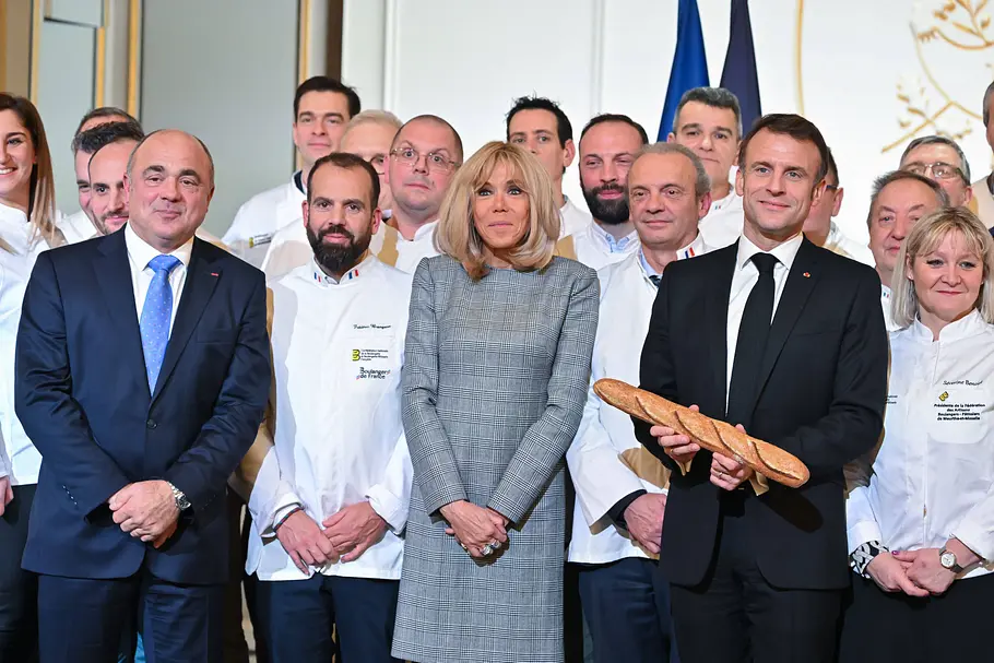 Frankreichs Präsident Emmanuel Macron mit seiner Frau Brigitte und Vertretern der Bäcker-Innung.