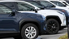 Mehrere Neuwagen von Toyota stehen in einer Reihe auf einem Händlerhof zum Verkauf ausgestellt. - Foto: Imago