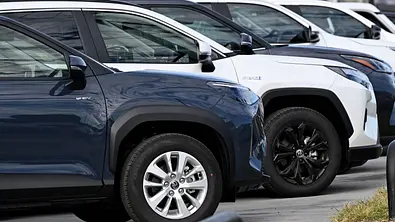 Mehrere Neuwagen von Toyota stehen in einer Reihe auf einem Händlerhof zum Verkauf ausgestellt. - Foto: Imago