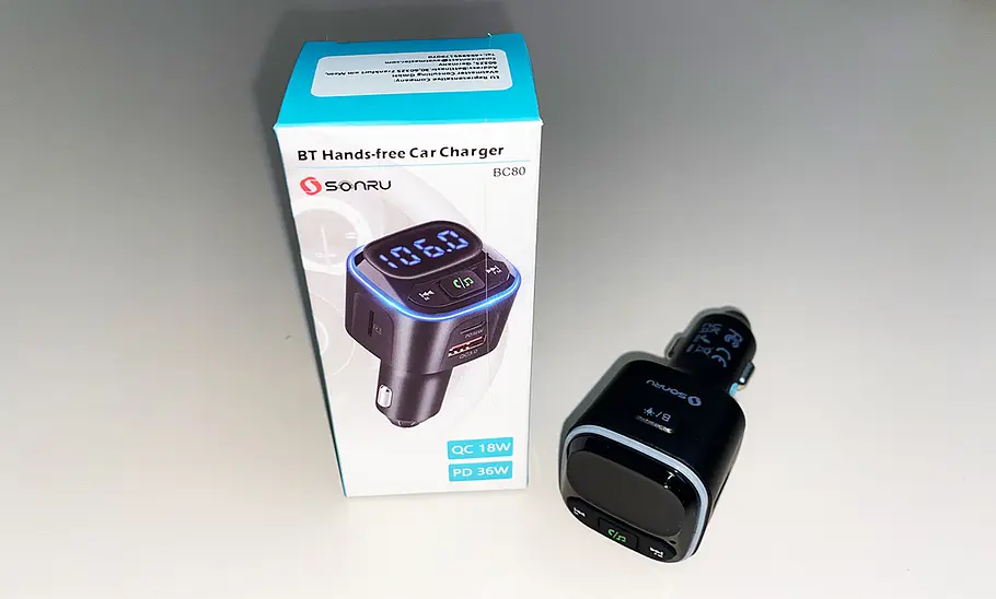 Sonru BC80 Hands-free Charger mit Packung von vorne fotografiert.