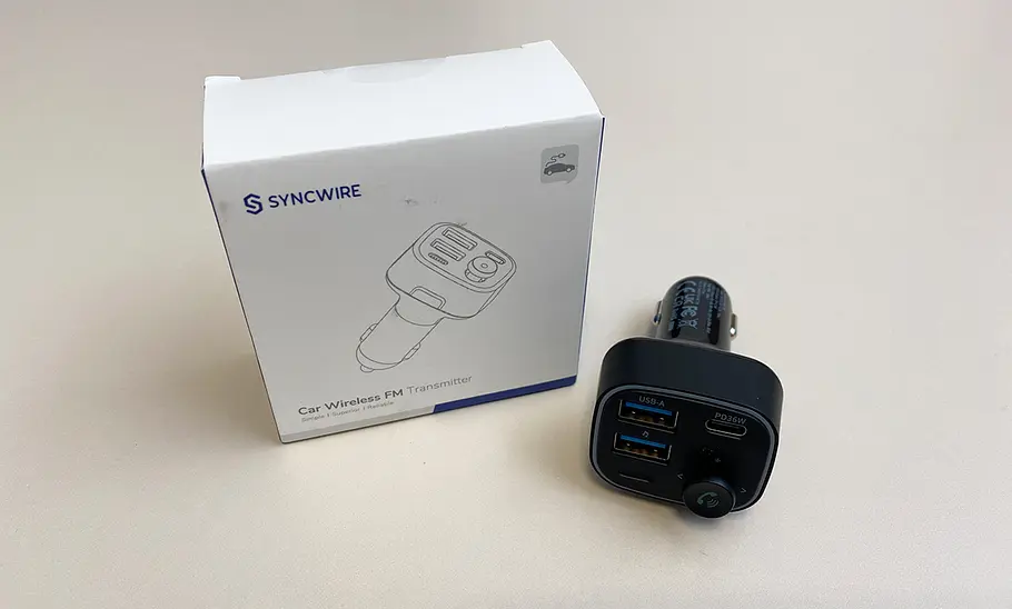 Syncwire Car Wireless FM Transmitter mit Packung von vorne fotografiert.