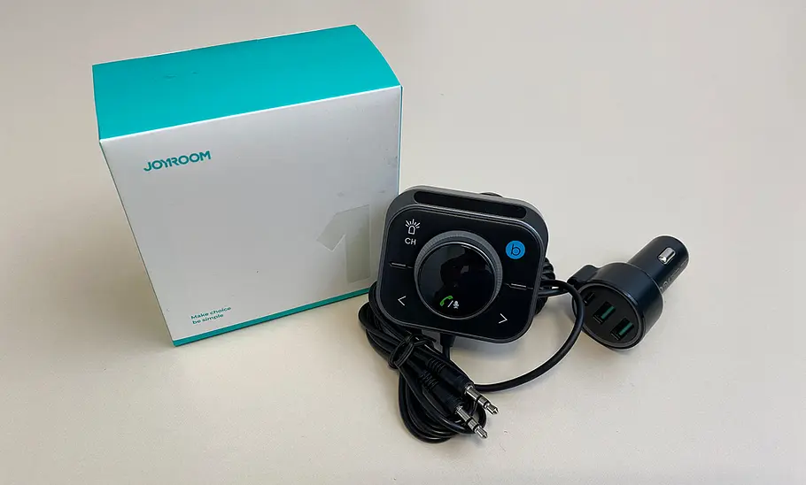 Joyroom Bluetooth 5.3 FM Adapter mit Packung von vorne fotografiert.