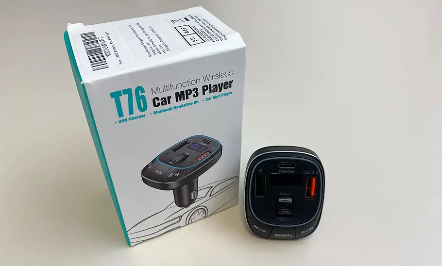 Uease T76 FM-Transmitter mit Packung von vorne fotografiert.