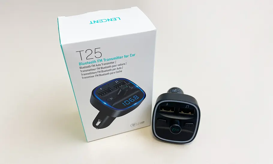 Lencent T25 Bluetooth-FM-Transmitter mit Packung von vorne fotografiert.
