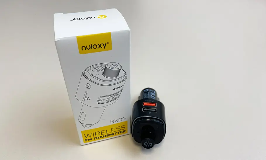 Nulaxy NX09 FM-Transmitter mit Packung von vorne fotografiert.