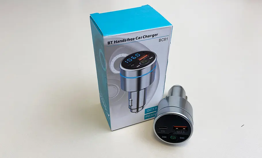 Mohard BC61 FM-Transmitter mit Packung von vorne fotografiert.