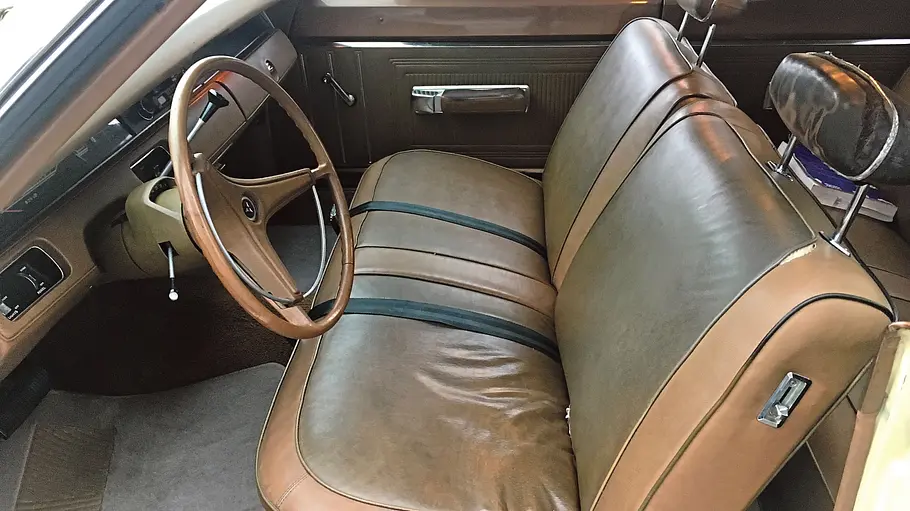 Import von US-Cars Das Interieur des Dodge Coronet.