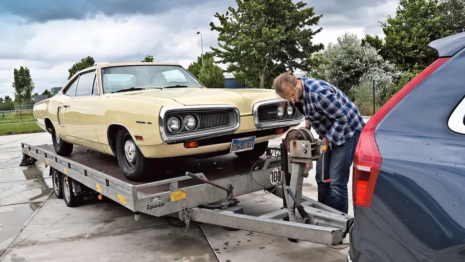 Import von US-Cars Der Dodge Coronet statisch von schräg vorne fotografiert.