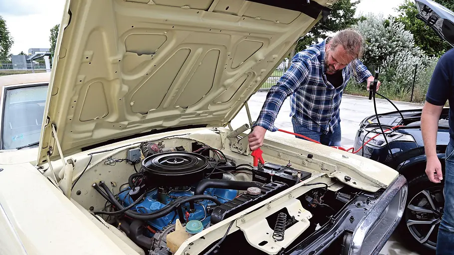Import von US-Cars Der Dodge Coronet wird fremdgestartet.