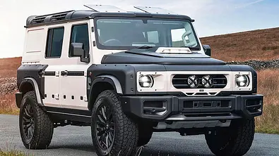 Der Ineos Grenadier von Project Kahn stehend von schräg vorne. - Foto: Project Kahn