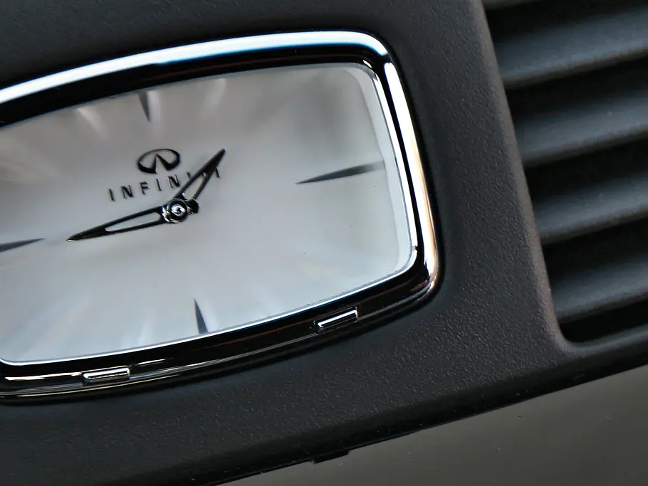Infiniti Q70 2.2d Oberklasse Limousine Test Innenraum Uhr