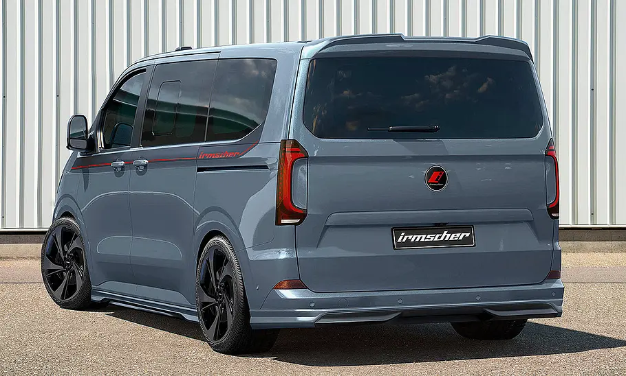Blick von schräg hinten auf den VW Caravelle von Irmscher.