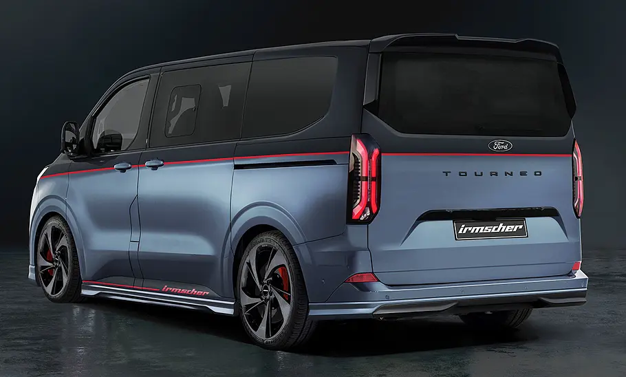 Irmscher Ford Transit Custom stehend vor schwarzem Hintergrund, Ansicht von hinten links.