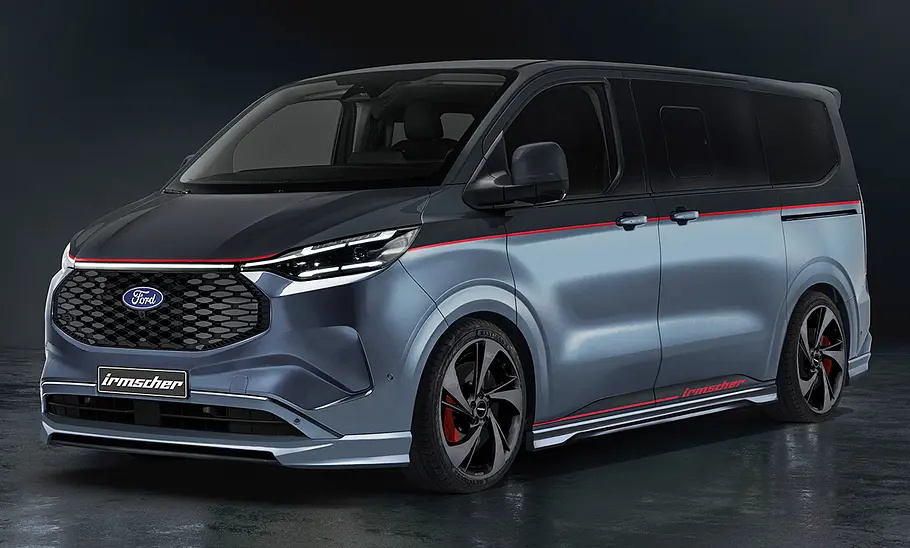 Irmscher Ford Transit Custom stehend vor schwarzem Hintergrund, Ansicht von vorne links.