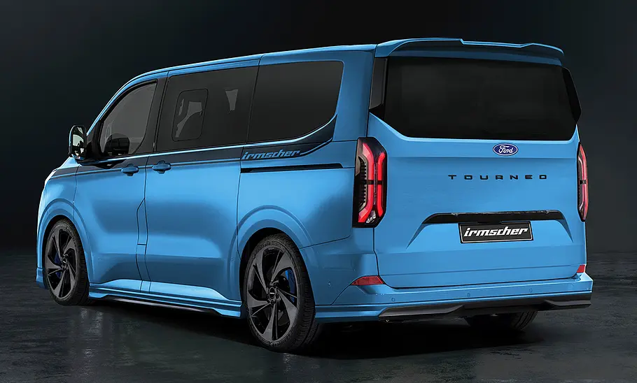 Irmscher Ford Transit Custom stehend vor schwarzem Hintergrund, Ansicht von hinten links.