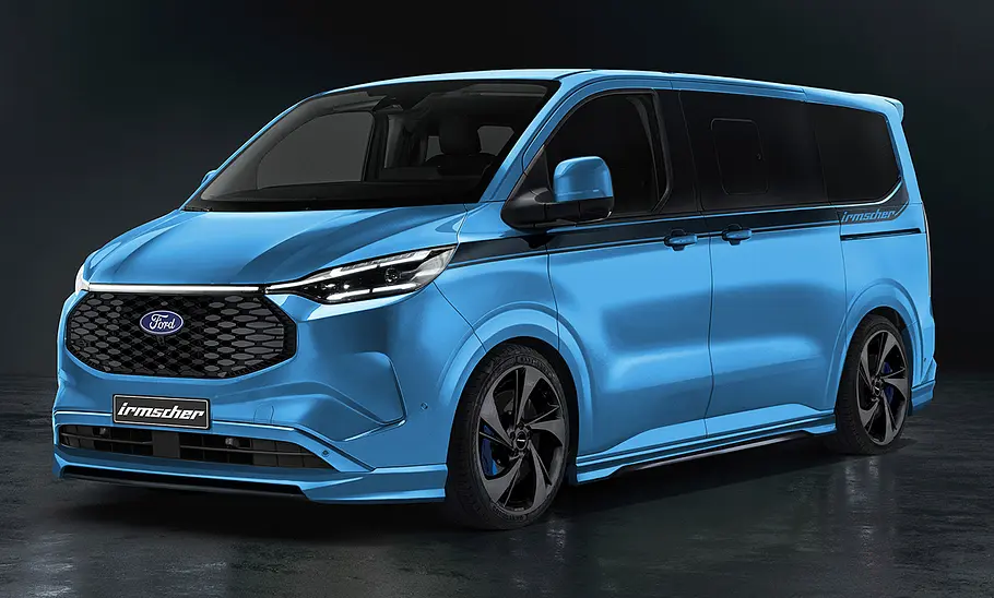 Irmscher Ford Transit Custom stehend vor schwarzem Hintergrund, Ansicht von vorne links.