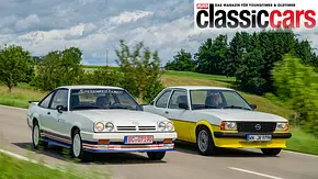 Der Opel Manta B i 200 und Opel Ascona B i 2000 fahren auf einer Straße, fotografiert von vorne schräg. - Foto: Hardy Mutschler