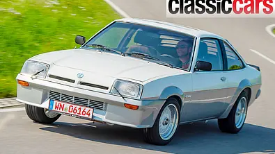 Der Irmscher i2800 fährt auf der Landstraße durch eine Kurve, fotografiert von schräg vorne. - Foto: Hardy Mutschler