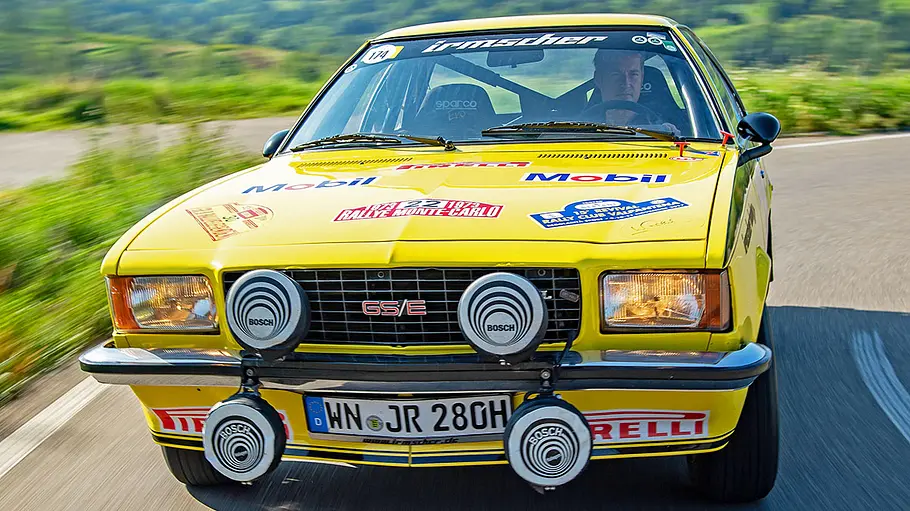 Der Irmscher Opel Commodore B GS/E fahrend von vorne.