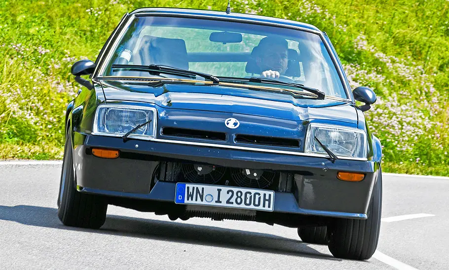 Der Irmscher Manta i2800 fahrend von vorne.