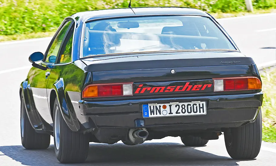 Der Irmscher Manta i2800 fahrend von hinten.