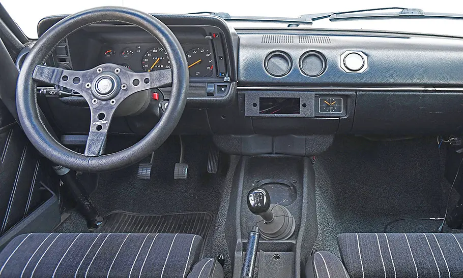 Das Cockpit des Irmscher Manta i2800.