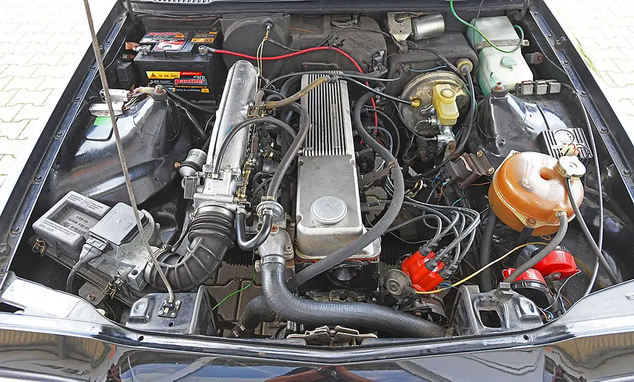 Der Motor des Irmscher Manta i2800.