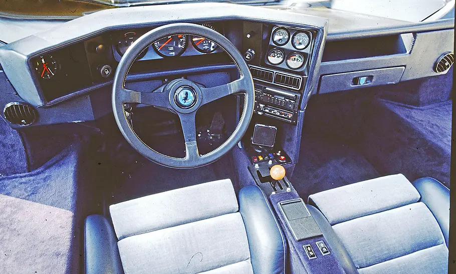 Das Cockpit des Isdera Imperator.